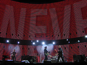 U2 brussels fly 2005-10-06.jpg