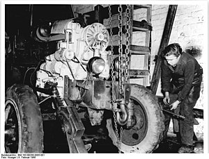 Bundesarchiv Bild 183-E0208-0005-001, Reparatur eines Traktors.jpg
